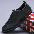 Sneakers casual da uomo in pelle nera classica con eleganti suole in gomma spesse e decorate - tutto nero