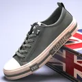 Sneakers casual da uomo in pelle verde oliva con punta in gomma bianca e suola piatta - Verde erba