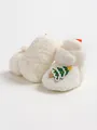 Primo piano di scarpine bianche in peluche per neonati con ricamo di Natale - 12cm / Stile Albero di Natale (M2043) / Bianco