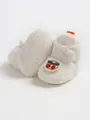 Dettaglio scarpine invernali in peluche bianco per neonati con toppa a ciliegia ricamata - 12cm / Stile Ciliegia (M2043) / Ciliegia Bianca
