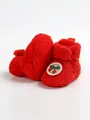 Dettaglio di scarpine invernali in peluche rosso per neonati con patch ciliegia - 12cm / Stile Ciliegia (M2043) / Ciliegia Rossa