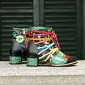 Handgefertigte Lederstiefeletten mit Blumendruck und bunten Riemen am Blockabsatz. - 36 / Grün