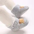 Detailansicht grauer Winter-Babyschuhe mit Teddybären-Stickerei und Fleecefutter. - Grau Brauner Bär Stil