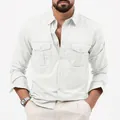 Détail d'une chemise décontractée à manches longues pour hommes blanche avec poches - Blanc