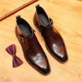 Bottes en cuir marron foncé pour hommes avec détails richelieu classiques et boucles. - Café