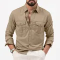 Détail de face d'une chemise décontractée kaki pour homme avec deux poches poitrine. - Kaki