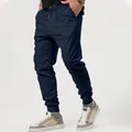 Detailansicht der marineblauen Herren-Jogginghose mit Kordelzug und Rippbündchen am Saum. - Marineblau