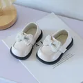 Chaussures en cuir crème pour fillettes avec élégant nœud en perles et semelles souples - 11.5cm / Style Nœud en Perles (13MBX8712) / Beige