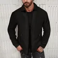 Primer plano de la textura de punto gofrado negro en esta chaqueta casual con cremallera - M / Tops / Negro