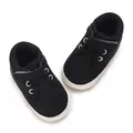 Detailansicht schwarzer Babyschuhe mit weicher weißer Sohle und Klettverschluss. - Innenlänge 11cm / Schwarz