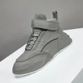 Zapatillas altas de cuero gris con suela de plataforma blanca gruesa - Gris