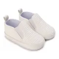 Primer plano de zapatos blancos para bebé con textura tejida y elástico - Blanco