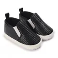 Primer plano de zapatos de bebé tejidos en negro con suelas blancas antideslizantes - Negro