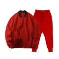 Detailansicht des roten Herren-Trainingsanzugs bestehend aus Jacke und Hose. - S / Oberteil Und Unterteil / Rot