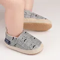 Détail rapproché de chaussures de marche pour bébé grises avec imprimés moustaches et lunettes - Gris