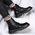Gros plan de bottines Martin noires en cuir pour hommes avec doublure polaire et semelle épaisse. - 38 / Noir Peluche (10011)