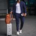 Streetstyle weergave van een marineblauw heren trainingspak op de luchthaventerminal - S / Boven- En Onderstuk / Marineblauw