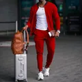 Model draagt een rode tweedelige casual trainingspak voor heren met jack en joggingbroek. - S / Boven- En Onderstuk / Rood