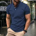 Dettaglio polo blu scuro da uomo con colletto alla coreana bottoni e tasca - Taglia S / Top / Blu scuro