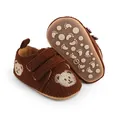 Detailansicht brauner Cord-Babyschuhe mit süßer Bärenstickerei und weichen Sohlen - Kaffeebraun