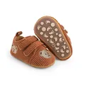 Detailansicht brauner Baby-Lauflernschuhe aus Cord mit süßem gesticktem Bärengesicht - Braun