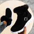 Detalle de botas de nieve negras de invierno para mujer con forro de pelo sintético y hebilla. - Negro