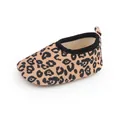 Vista detallada del patrón de leopardo y el borde negro en el zapato suave para bebés - Longitud Interior 11cm / Zapatos de Primeros Pasos para Bebé (2203) / Estampado de leopardo