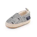 Detailansicht grauer Baby-Lauflernschuhe mit süßem Schnurrbart- und Brillenaufdruck - Grau