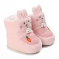Vue détaillée de bottines bébé roses en peluche avec oreilles de lapin mignonnes - Rose