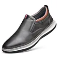 Stylische graue Herren-Slipper mit leichter weicher Sohle und dreifarbigem Detail für Alltag - Slipper