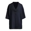 Detailopname van donkerblauwe kabelgebreide textuur op heren losse V-hals korte mouw T-shirt. - Marineblauw