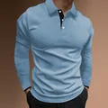 Gros plan sur un polo bleu clair à manches longues pour homme avec patte contrastée - Bleu ciel