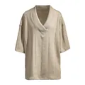 Detailweergave van beige kabelgebreide textuur op een los heren-T-shirt met V-hals - Khaki