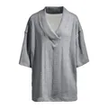 Gedetailleerde textuur van een grijs oversized gebreid T-shirt met V-hals voor heren - Lichtgrijs