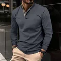 Detailansicht eines grauen Langarm-Poloshirts für Herren mit Waffelstrick-Struktur - Dunkelgrau