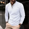 Detailansicht des weißen Waffelstrick-Poloshirts für Herren mit doppeltem Stehkragen-Design - Weiß