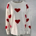 Gemütlicher weißer Oversize-Strickpullover mit auffälligem rotem Herzmuster und Rundhalsausschnitt. - S / Oberteile / Weiß