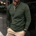 Primer plano del polo de hombre verde oscuro de punto gofrado con cuello levantado - Verde Militar
