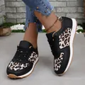 Detailansicht der Damen-Sneaker mit Leopardenmuster, Plateausohle und schwarzen Paneelen - 36 / Schwarzes Leopardenmuster