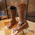 Stilvolle braune hohe Mädchenstiefel mit glänzendem Vorderfuß und weichem Schaft - 26 / Braun (Ohne Fleece)