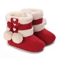 Detailaufnahme roter Baby-Winterstiefel mit weichem weißem Pelz und Dekoschleife - Rot