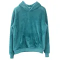 Detailansicht der weichen Textur eines schweren Fleece-Oversize-Hoodies in Blaugrün - Seeblau