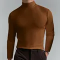 Primo piano di una t-shirt da uomo a maniche lunghe con collo alto marrone slim fit - Taglia S / Top / Kaki