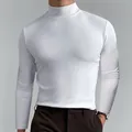 Primo piano della maglia bianca a maniche lunghe con collo alto da uomo, vestibilità slim - Taglia S / Top / Bianco