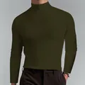 Dettaglio di una maglia a maniche lunghe da uomo con collo alto in seta di latte verde oliva. - Verde militare