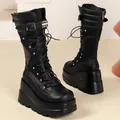 Schwarze Plateau-Keilstiefeletten für Damen im Punk-Stil mit Schnallen- und Nietendetails - 35 / Schwarz