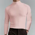 Dettaglio maglia uomo collo alto rosa in seta di latte, design slim fit e tessuto morbido - Albicocca