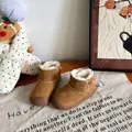 Λεπτομερής προβολή από ζεστές μπότες χιονιού για νήπια με μαλακή λευκή φλις επένδυση. - Μέγεθος 18 / Καμηλό