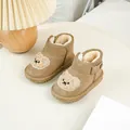 Warme khakifarbene Kinder-Schneestiefel mit niedlichem Bären-Patch und Kunstfellfutter - Milchtee-Farbe