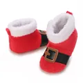 Detailweergave van de rode pluchen kerstbabylaarzen met warme fleecevoering en decoratieve gesp - Binnenlengte 11cm / Eerste Stapjes Laarzen / Rood